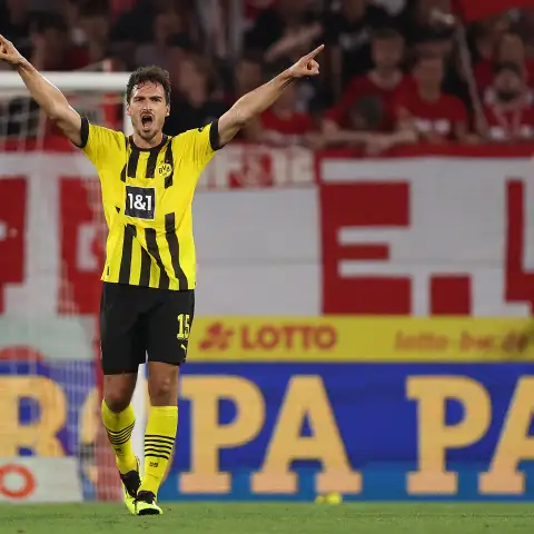 Mats Hummels streckt die Arme freudig in die Luft bei einem BVB-Fußballspiel