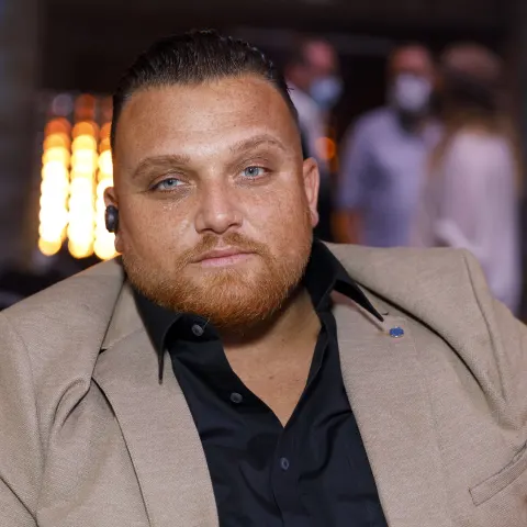 Menowin Fröhlich ist ein Sänger