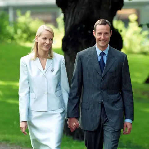 Mette-Marit und Haakon verkünden ihre Verlobung