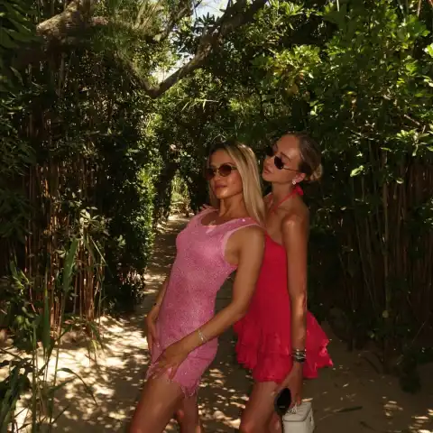 Davina und Shania Geiss als Ladys in Pink in knappen Kleidchen