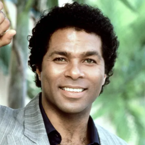 MIAMI VICE, Philip Michael Thomas, 1984-89, Universal Television / Courtesy: Everett Collection Universal/Courtesy Everett Collection ACHTUNG AUFNAHMEDATUM GESCHÄTZT PUBLICATIONxINxGERxSUIxAUTxONLY Copyright: xUniversal/CourtesyxEverettxCollectionx T4DMIVI EC004