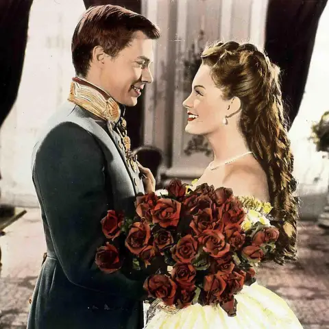 Karlheinz Böhm als „Kaiser Franz Joseph“ und Romy Schneider als „Sissi“ in „Sissi“ im Jahr 1956