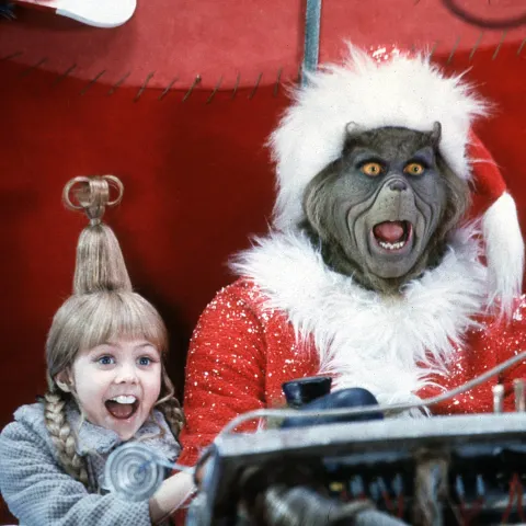 Taylor Momsen und Jim Carrey in „Der Grinch“