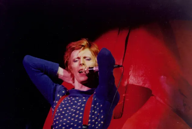 DAVID BOWIE tritt 1975 live auf