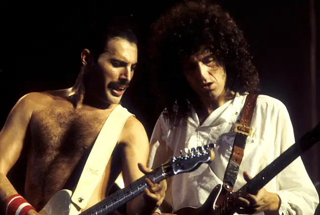 Freddie Mercury und Brian May of Queen leben bei einem Works Tour-Konzert in der Wembley Arena. London, 09/07/1984