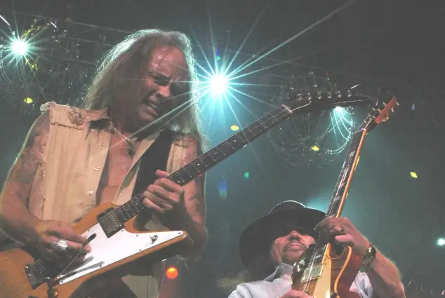 Der Bassist EAN EVANS und der Gitarrist GARY ROSSINGTON von der Band Lynyrd Skynyrd treten live auf.