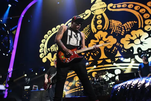 Der Sänger und Gitarrist Rome Ramirez von der Band Sublime With Rome tritt beim iHeartRadio Music Festival auf der Bühne auf