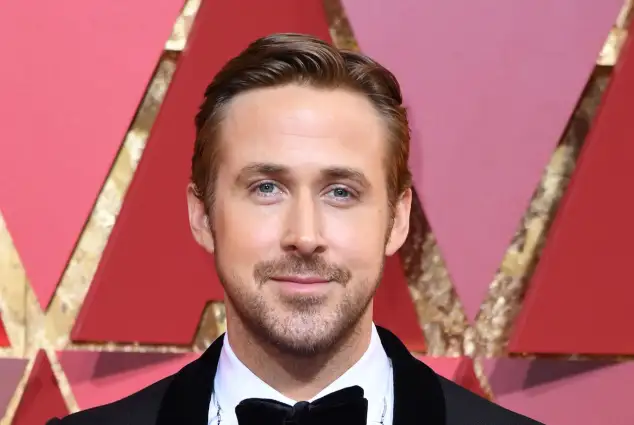 Ryan Gosling im adretten Anzug mit Fliege und ausgefallenem Hemd