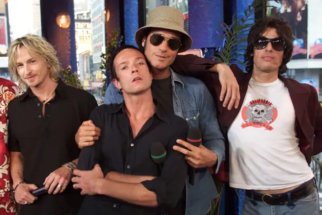Stone Temple Piloten posieren für ein Foto während eines Auftritts bei TRL in den MTV Studios.