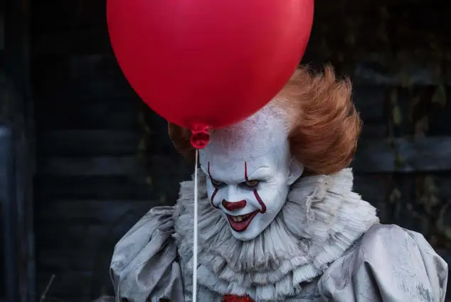 Bill Skarsgård als „Pennywise“ in „Es“