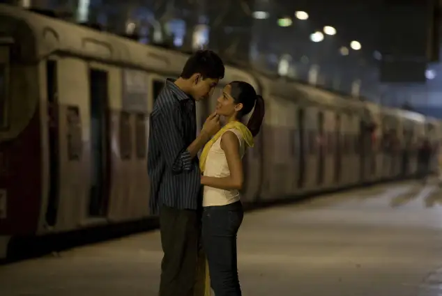 Dev Patel und Frieda Pinto in „Slumdog Millionaire“.