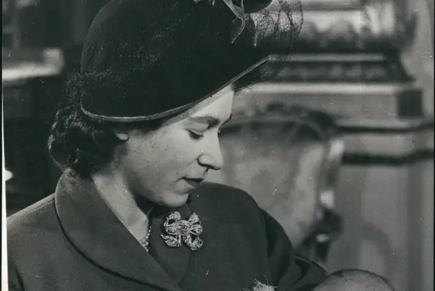 Königin Elisabeth II. und Prinz Charles 1948 bei seiner Taufe