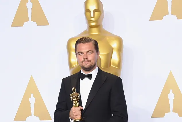 Leonardo DiCaprio posierend im Presseraum des „Loews Hollywood Hotel“ 2016