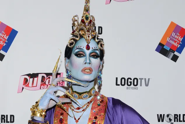Raja ist eine Drag Queen und Gewinnerin der Show „RuPaul's Drag Race“