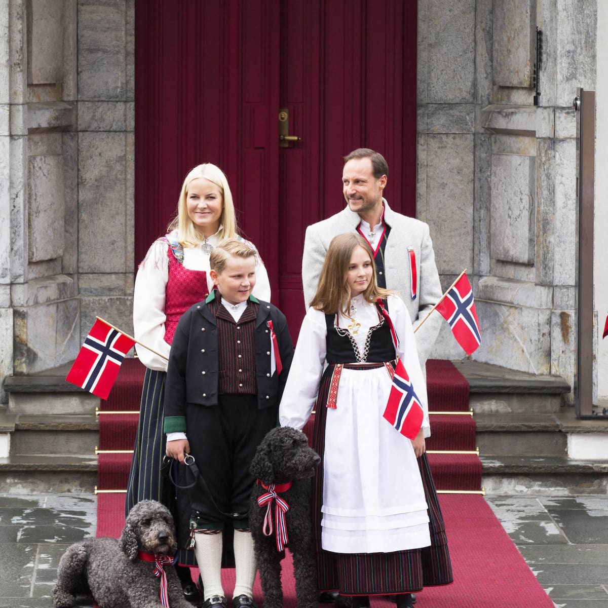 Prinz Haakon Prinzessin Mette Marit Und Die Kinder Norwegische Royals Feiern Den Nationalfeiertag
