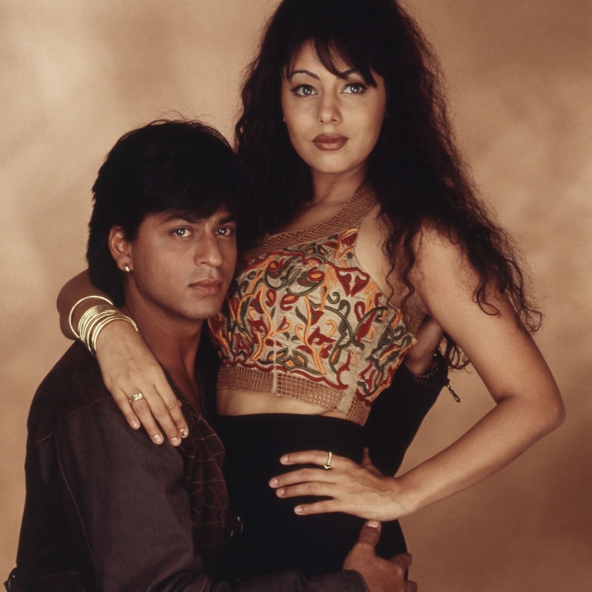 Shah Rukh Khan Seit 25 Jahren Glucklich Mit Gauri Khan Page is not official they say behind every successful man there is a woman, this is the gauri khan collaborates with ace group, a real estate luxury conglomerate. shah rukh khan seit 25 jahren