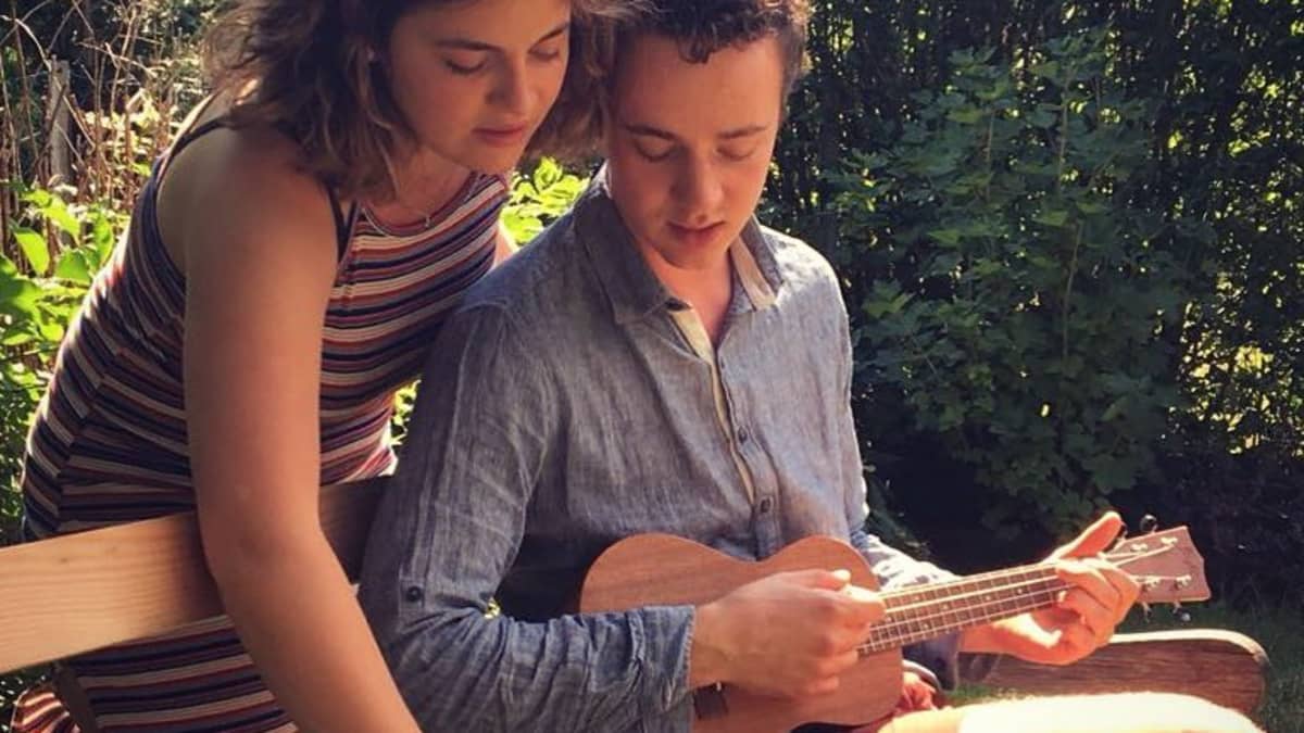 Der Bergdoktor Ronja Forcher Zeigt Auf Instagram Ihren Freund Ronja forcher ist eine österreichische schauspielerin. der bergdoktor ronja forcher zeigt auf