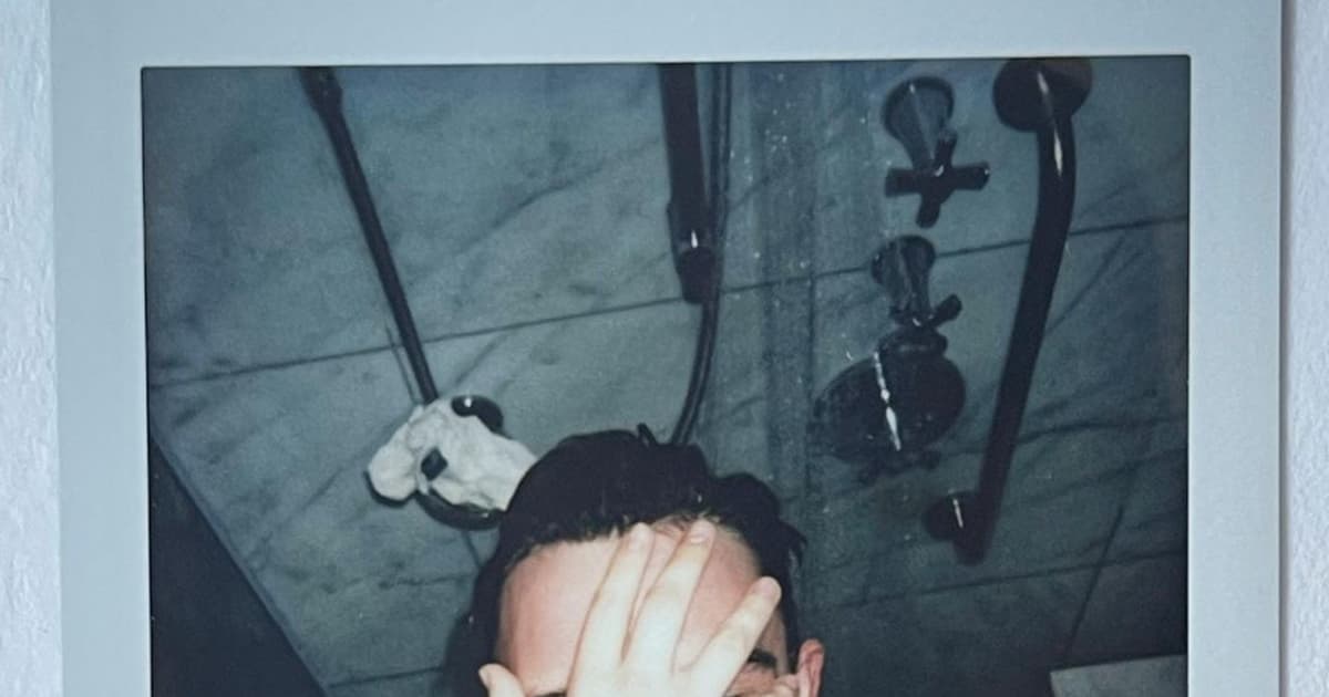 Seltener Anblick Mike Singer nackt unter der Dusche
