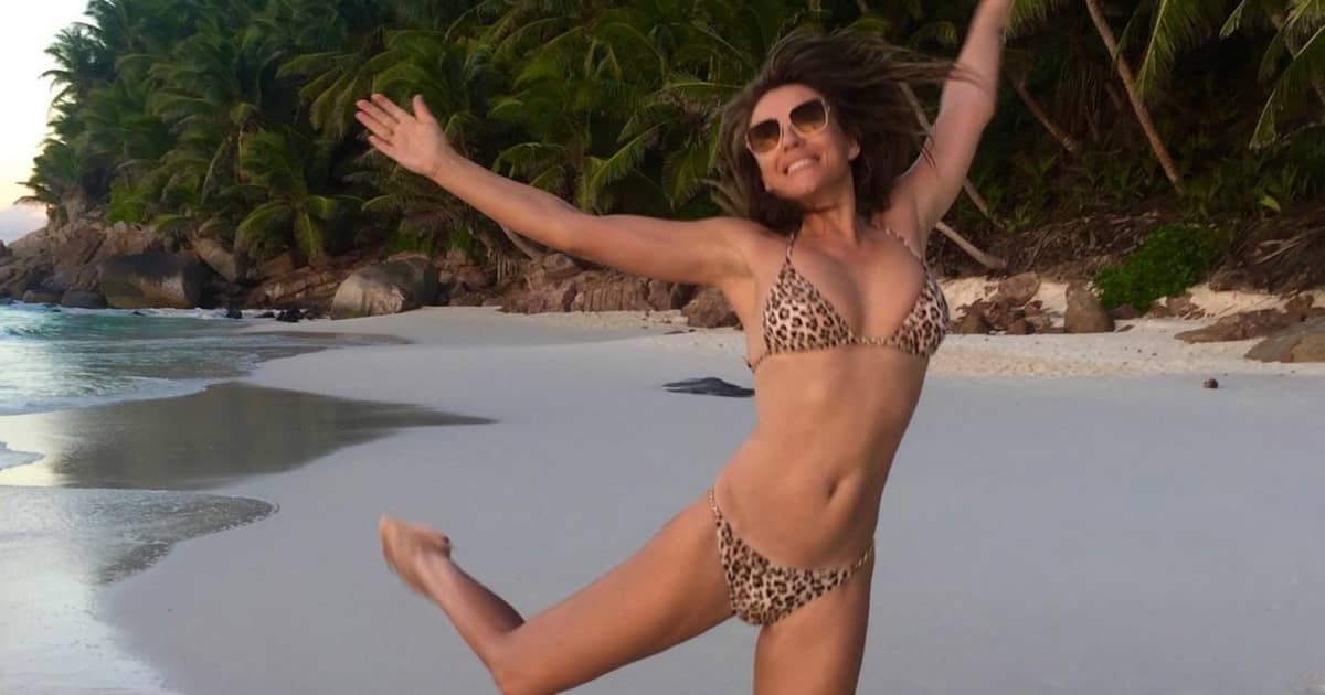 Mit 55 Noch Mega Heiß Elizabeth Hurley Posiert Im Bikini
