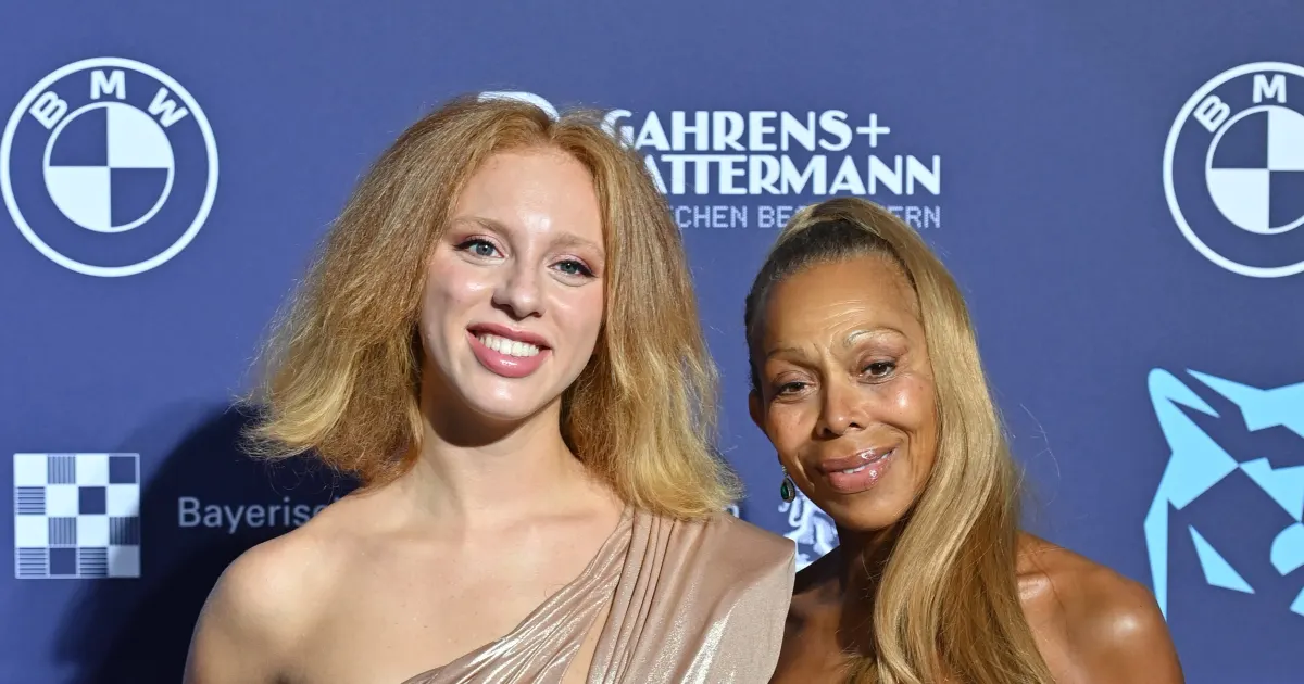 Anna Ermakova als griechische Göttin freizügiger Auftritt