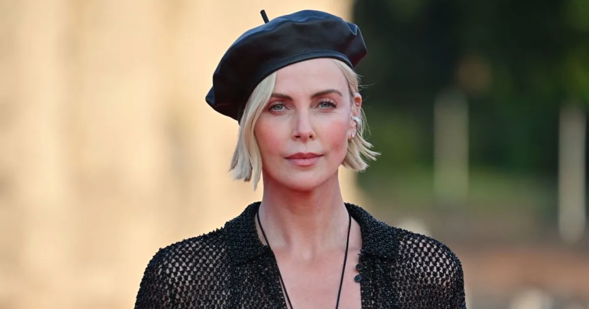 Hollywoods Chamäleon: Charlize Theron   So Hat Sie Ihre Fans Überrascht! - r69rdbv