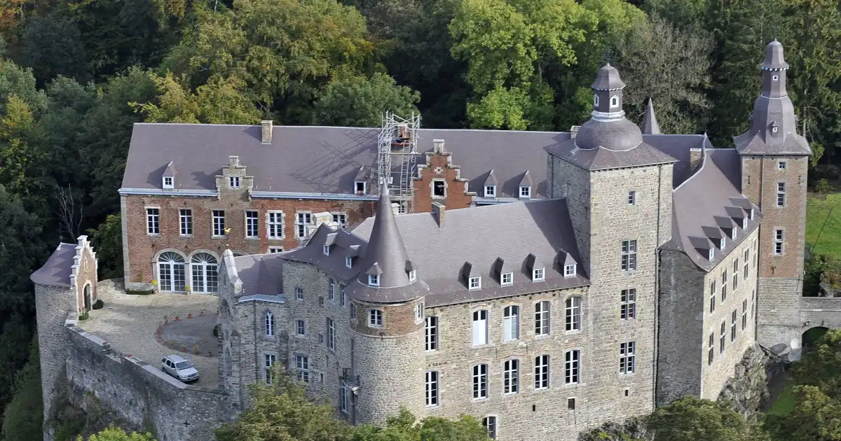 Entdecken Sie den Drehort von 'Die Verräter': Wo befindet sich das atemberaubende Schloss?