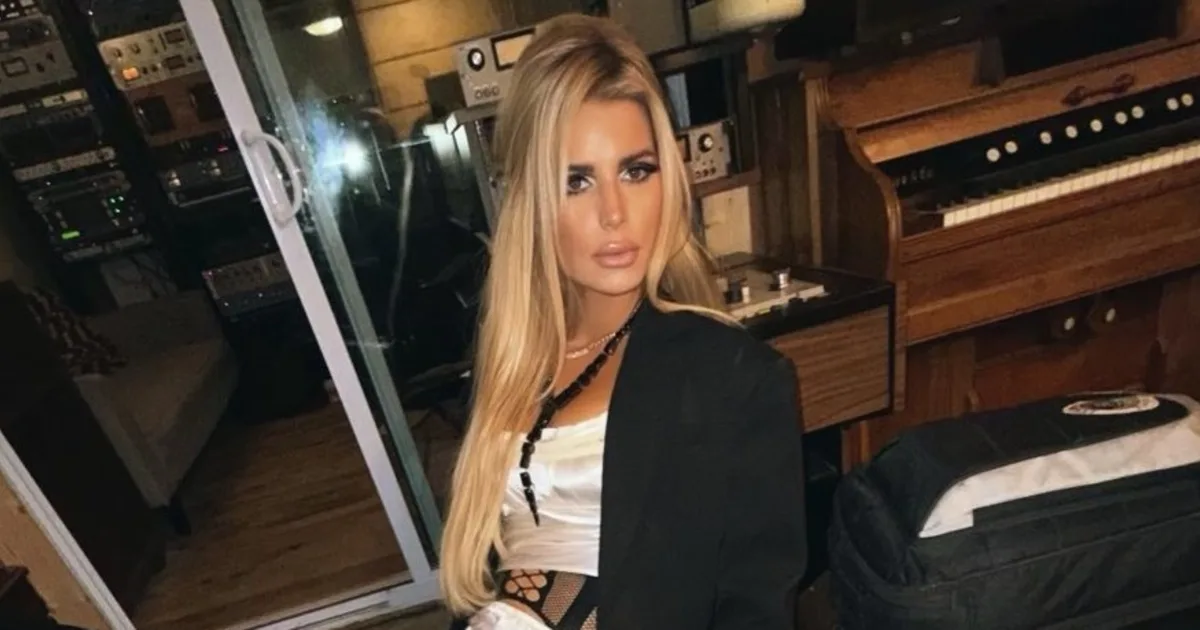 Erschlankte Jessica Simpson im Minikleid und Netz