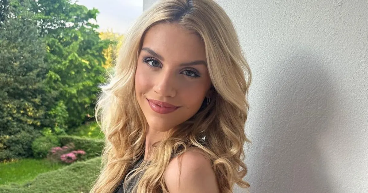 Was für Beine! Schlager Beauty Pia Sophie posiert im Mini Kleid