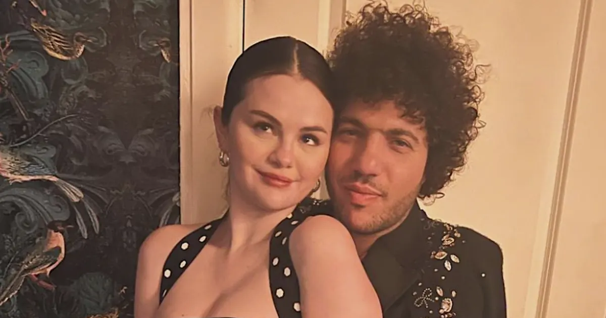 selena-gomez-posiert-oben-ohne-neben-ihrem-verlobten-benny-blanco