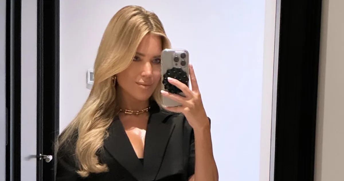 Modelos Internacionales ] - Sylvie Meis [In Blue Mini Dress out in
