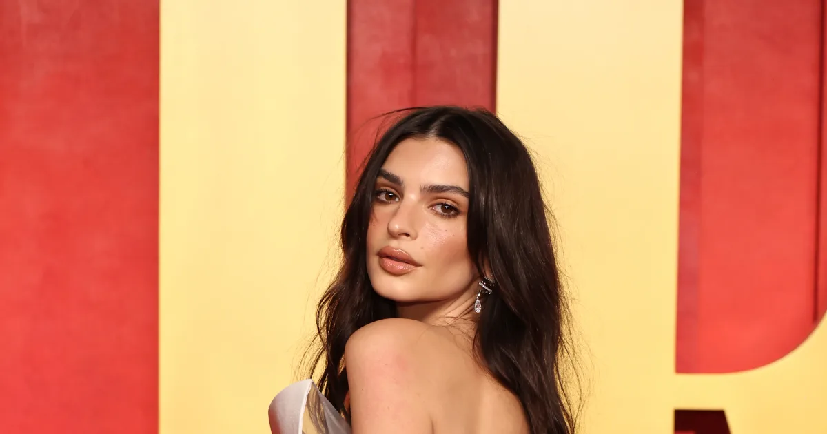 emily-ratajkowski-h-llenlos-sie-posiert-oben-ohne-und-im-tanga