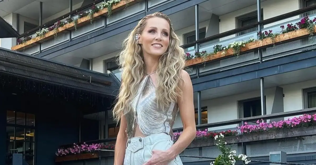Melissa Naschenweng in sexy Micro-Shorts und Stiefeln