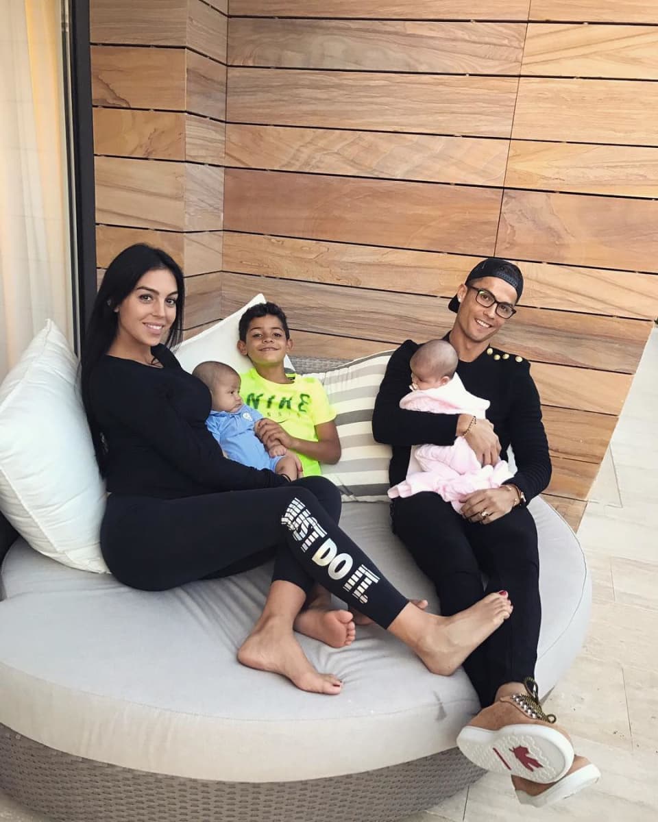 Alle fünf zusammen: So süß ist Cristiano Ronaldos Familie