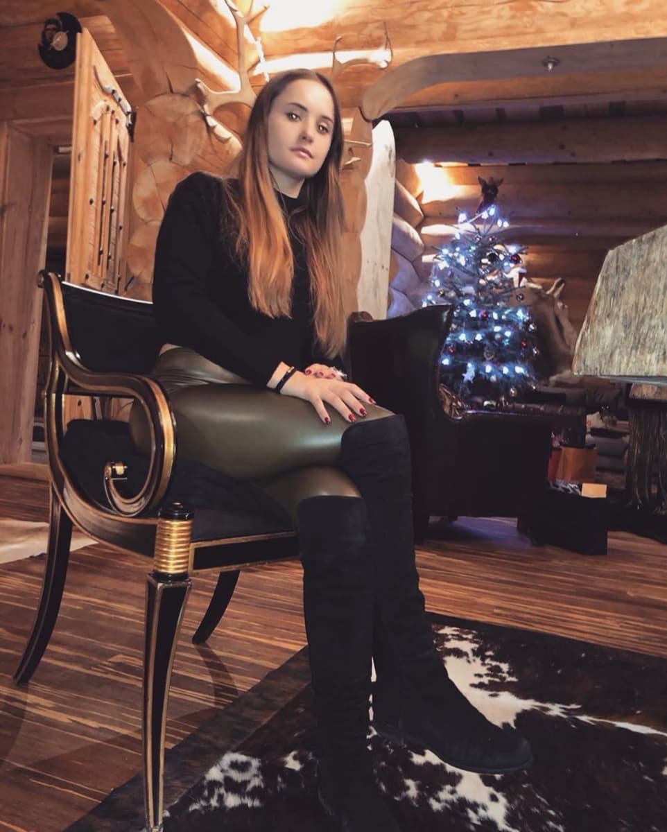 Davina Geiss posiert in Overknees und Lederleggins