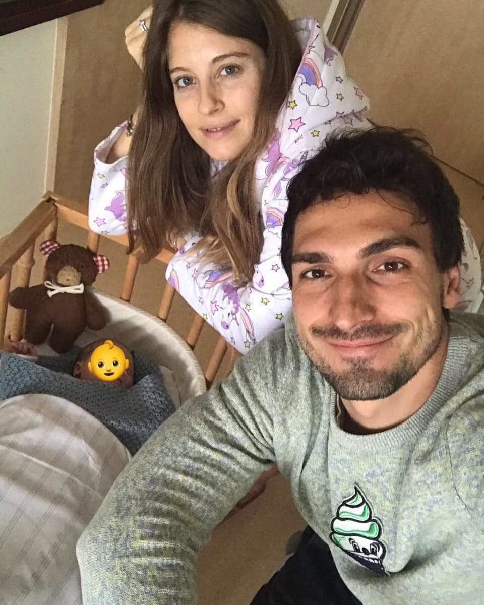 Cathy Hummels ungeschminkt: Spielerfrau zeigt sich „oben ohne"