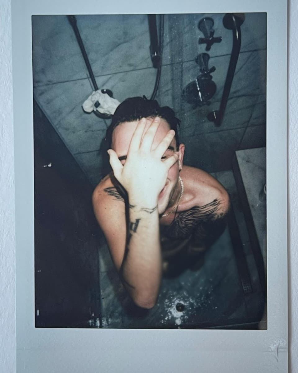 Seltener Anblick: Mike Singer nackt unter der Dusche