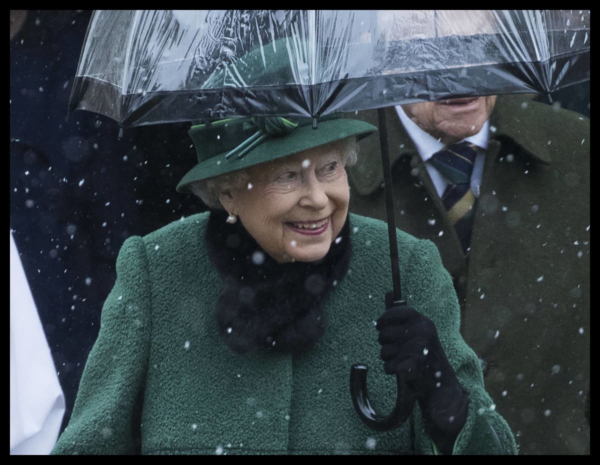 Queen gut gelaunt beim Gottesdienst in Norfolk