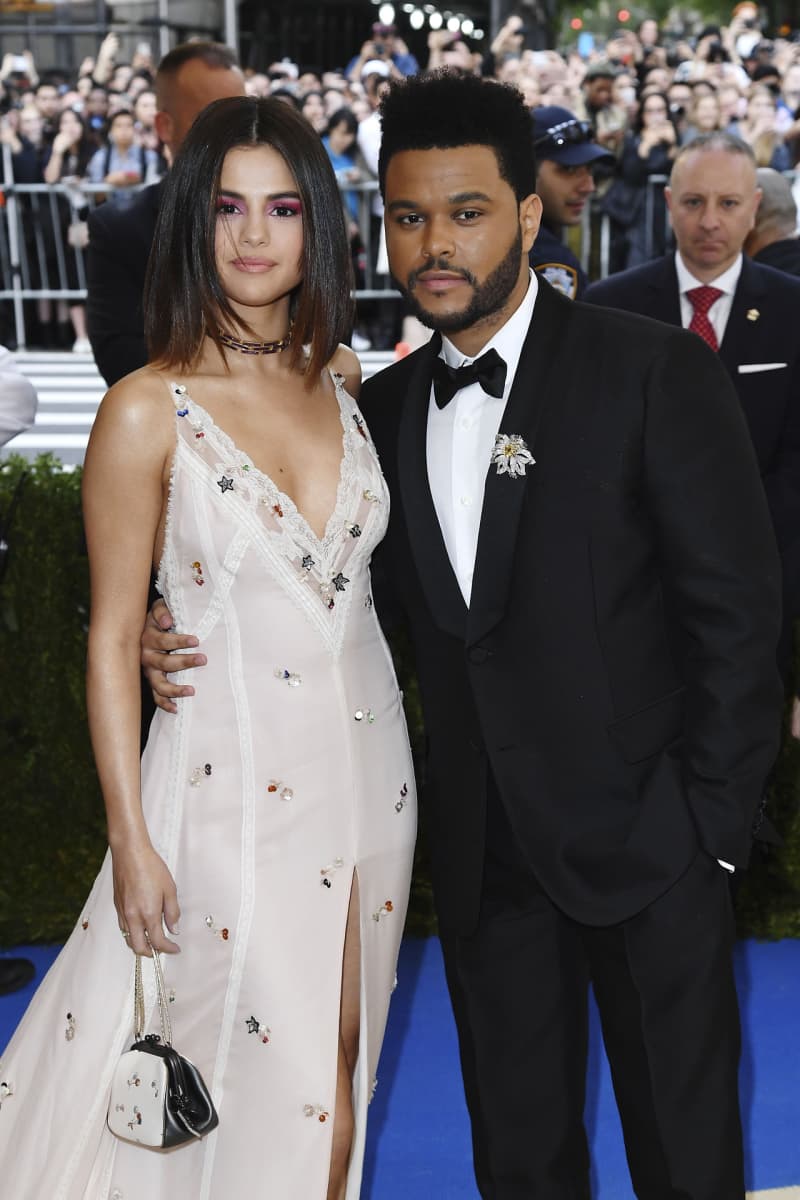 Selena Gomez Reaktion Auf Kuss Von Bella Hadid Und The Weeknd