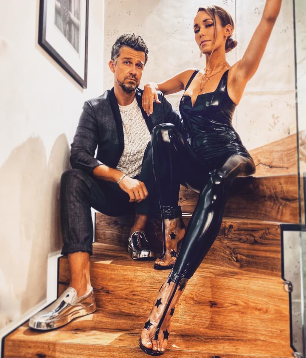 Annemarie Carpendale in heißem Lackleder-Einteiler