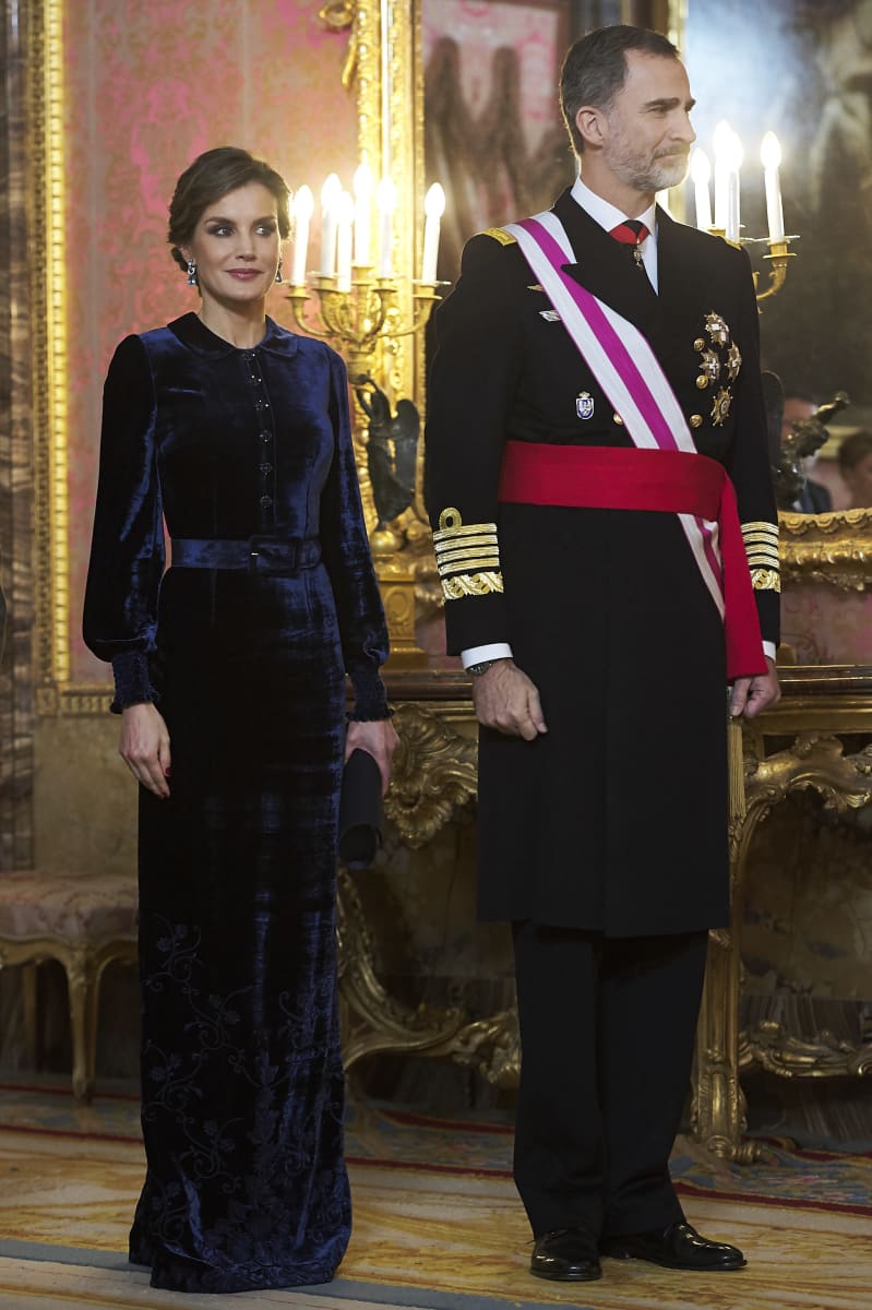 Königin Letizia von Spanien in einem edlen Samt-Kleid
