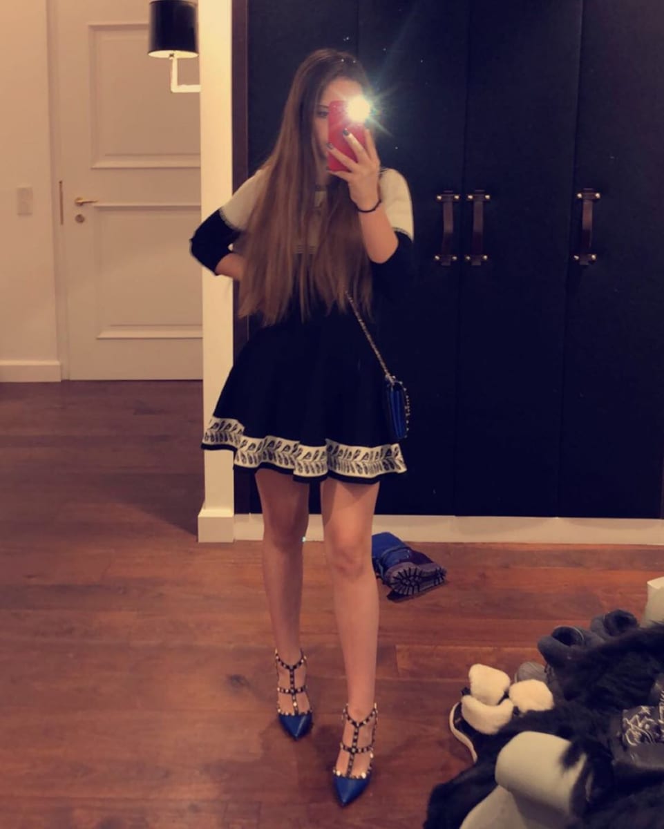 Davina Geiss ganz erwachsen in Kleid und High Heels
