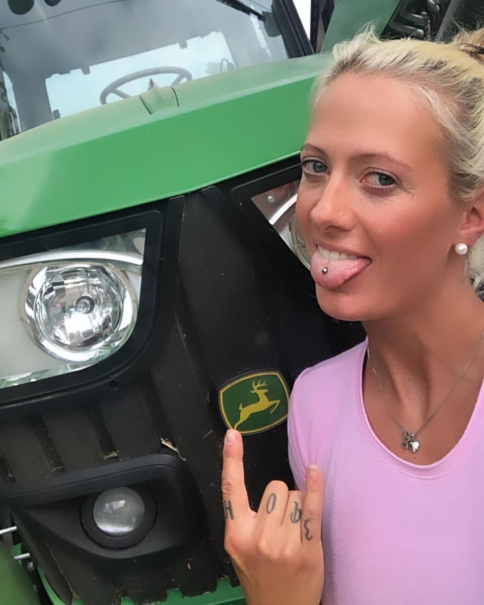 Bauer Sucht Frau Denise In Dessous Auf Instagram