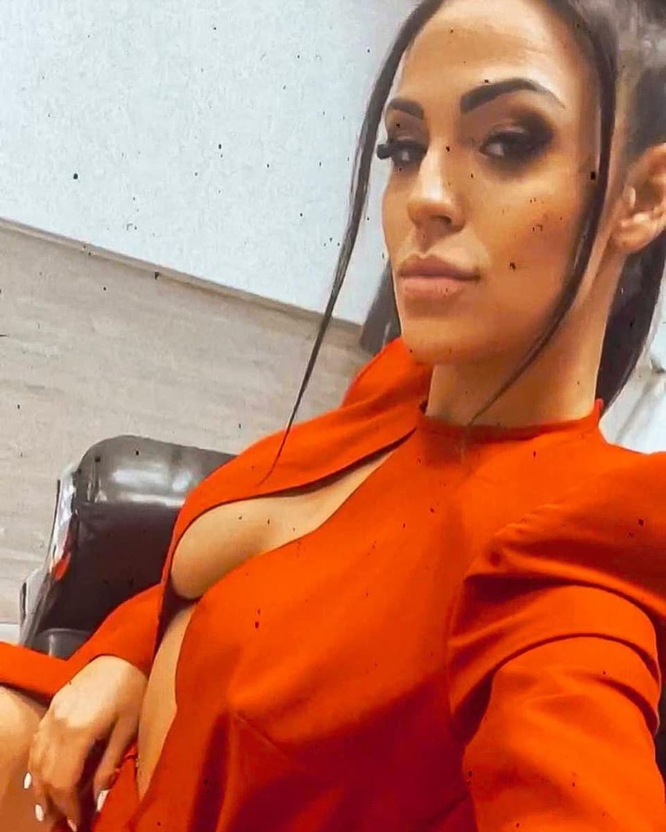 Elena Miras Mit Xxl Ausschnitt Bis Zum Bauchnabel Und Klarer Botschaft