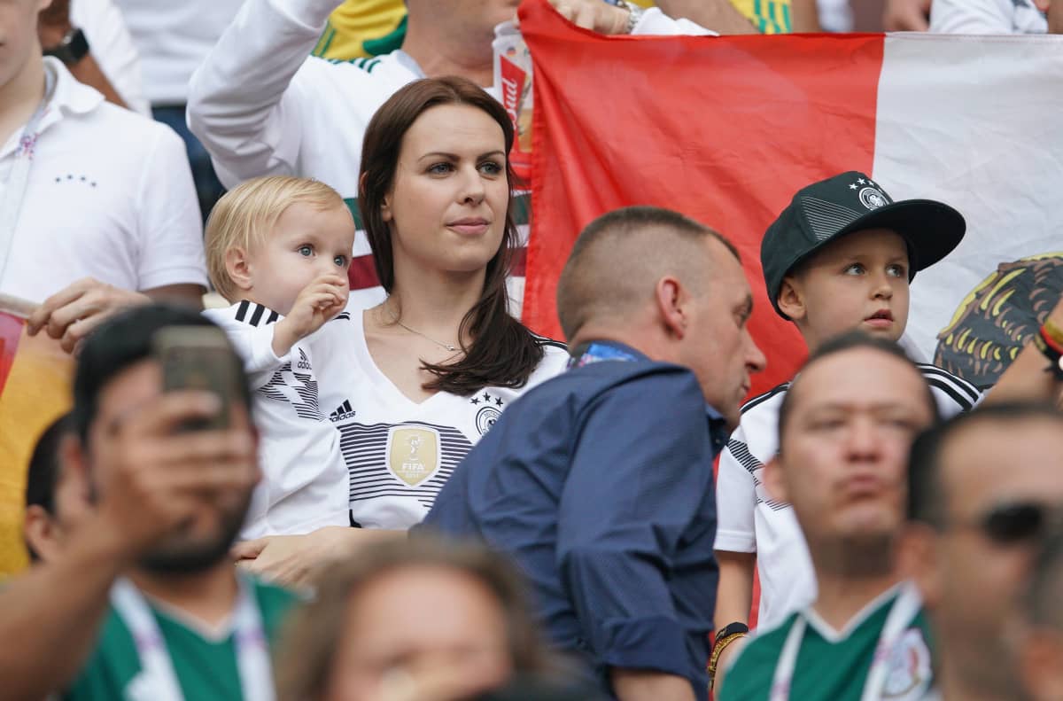 Toni Kroos' Frau Jessica und die Kids unterstützen ihn in ...