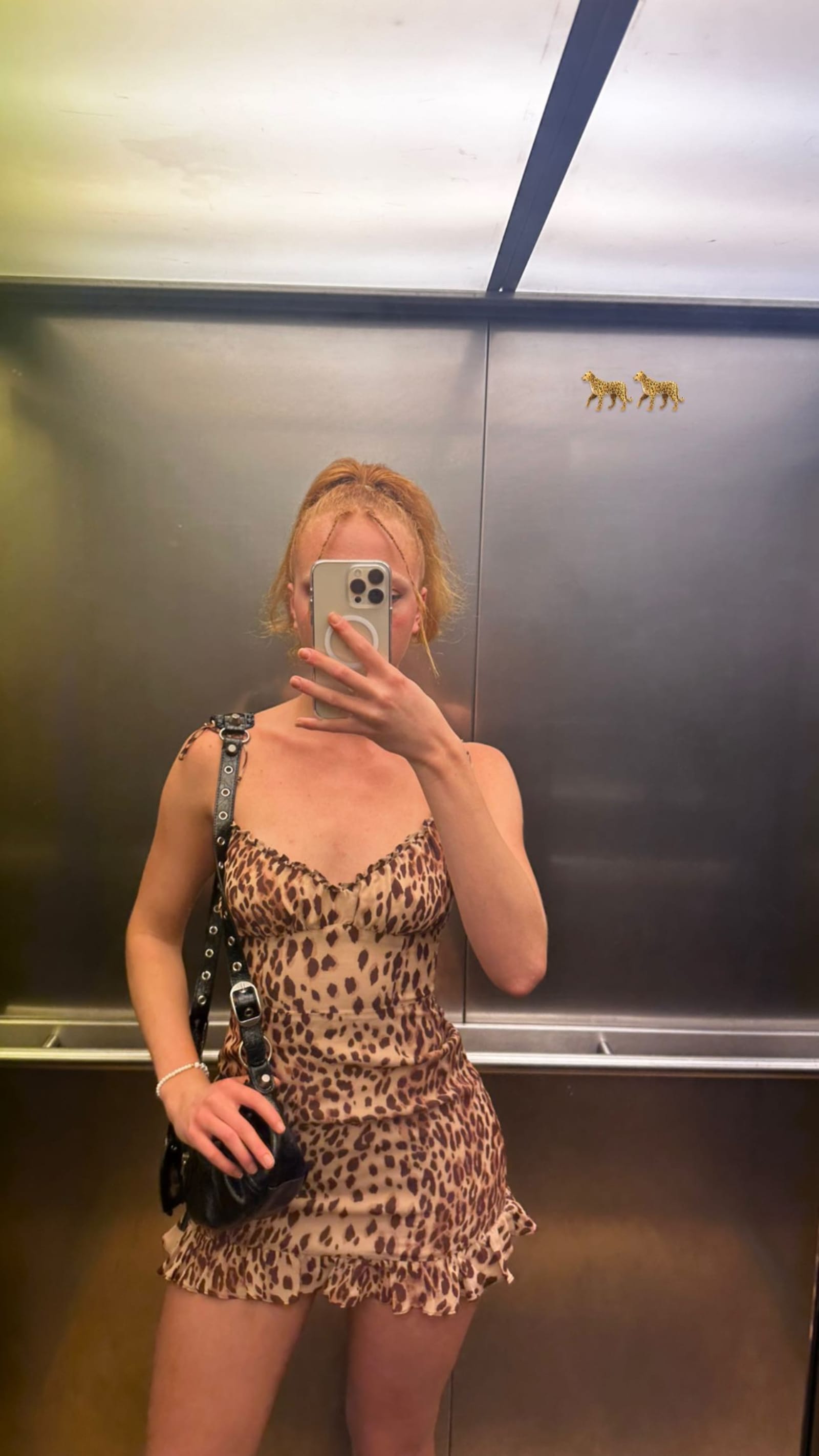 Anna Ermakova im knappen Leo Kleid