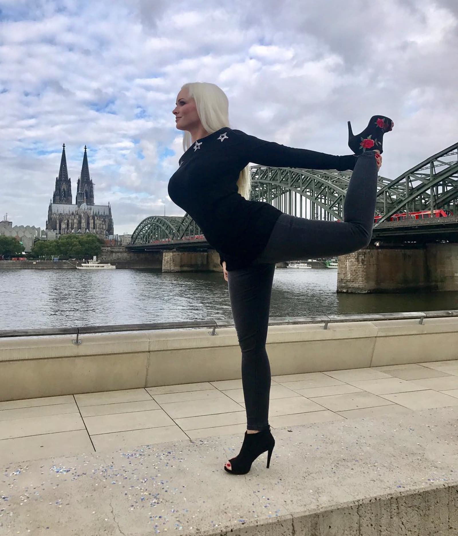 Daniela Katzenberger beeindruckt: Yoga in High Heels High Heels: Katzenberger