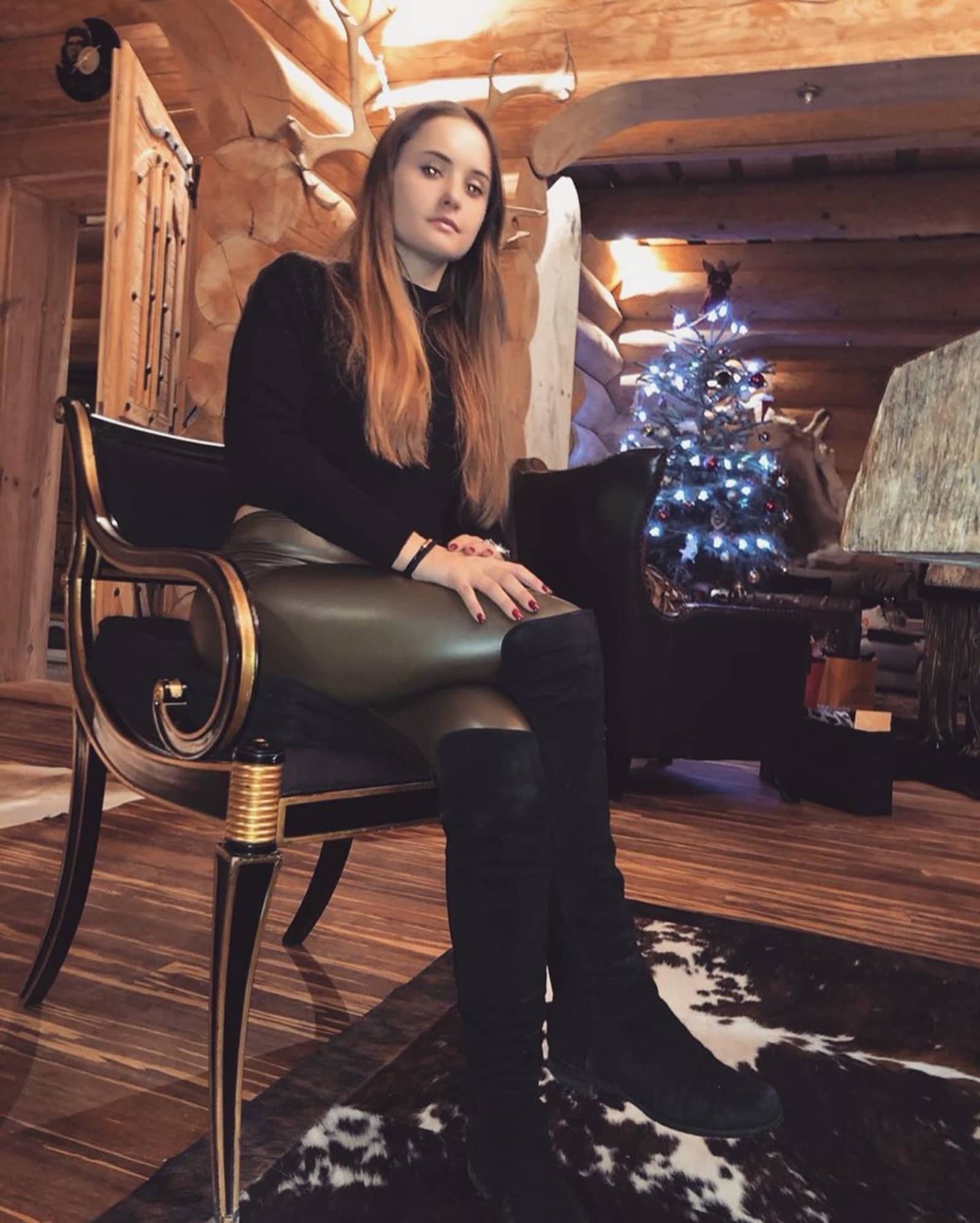 Davina Geiss Posiert In Overknees Und Lederleggins