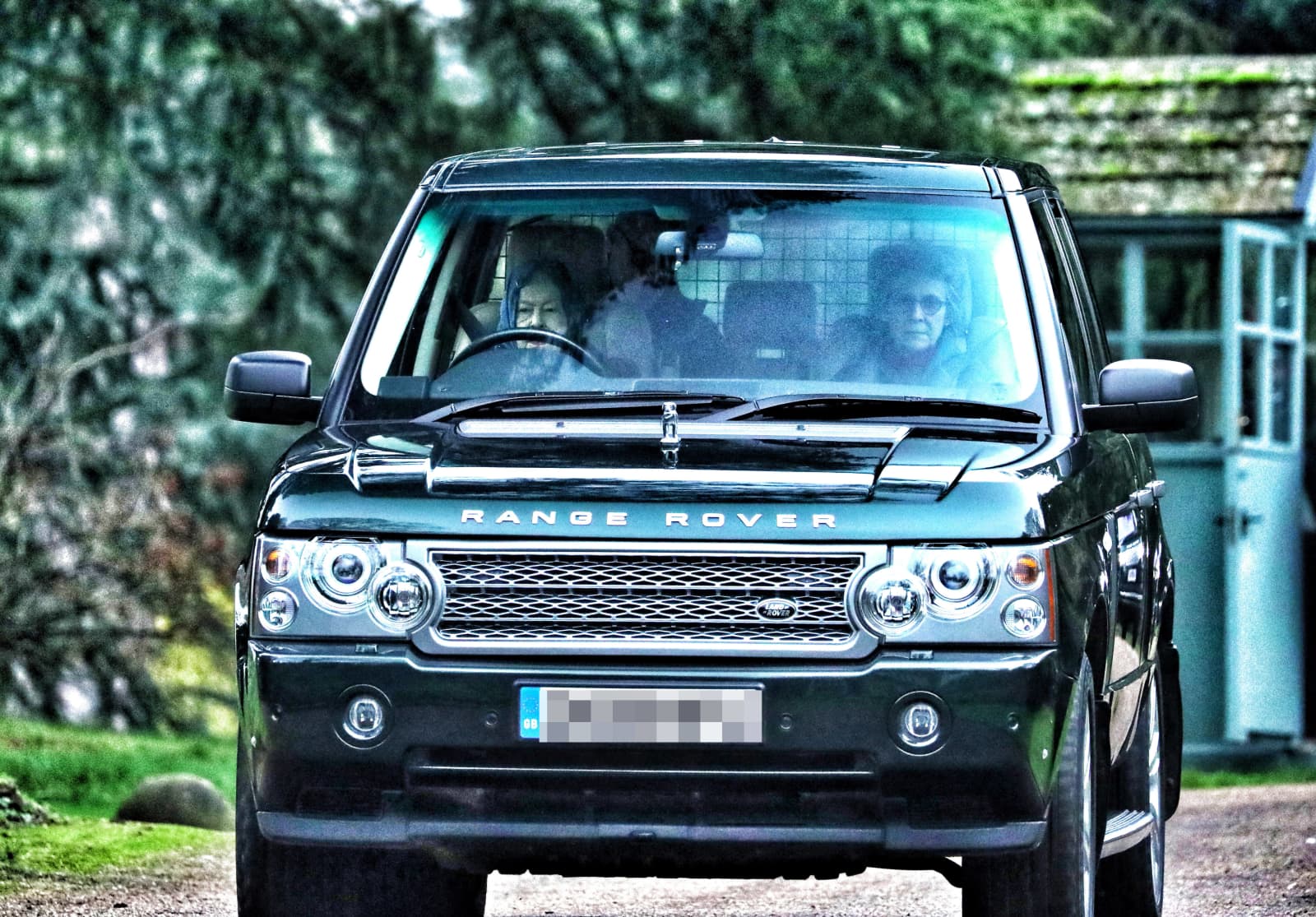 Die Queen Is Back Sie Cruist In Ihrem Range Rover