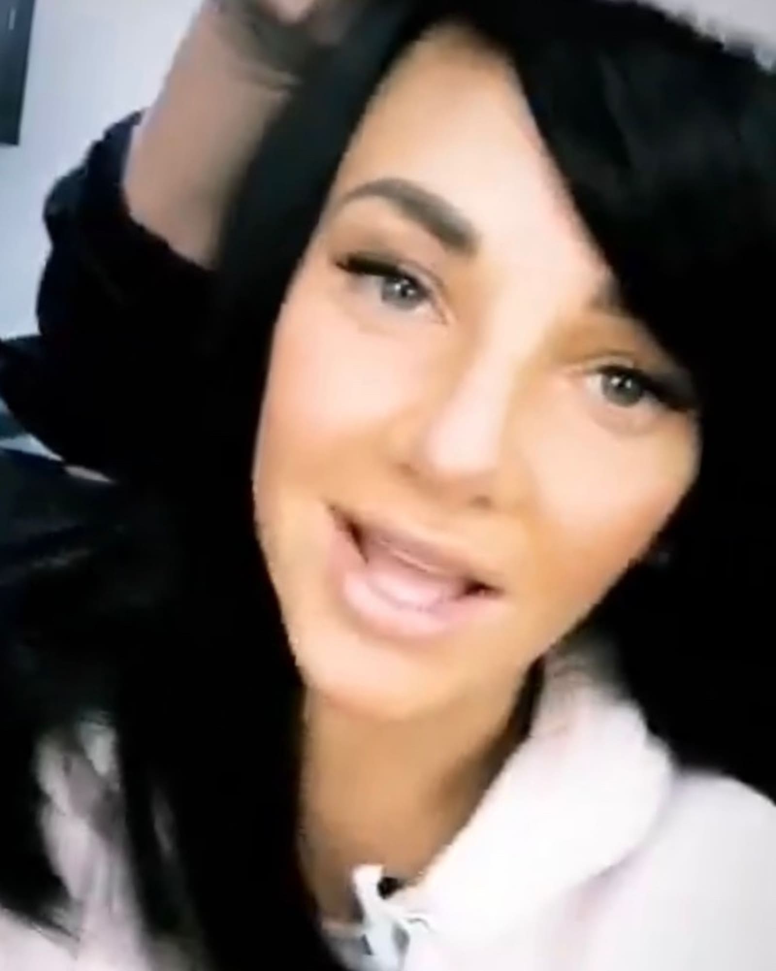 neue frise evelyn burdecki zeigt sich mit schwarzen haaren