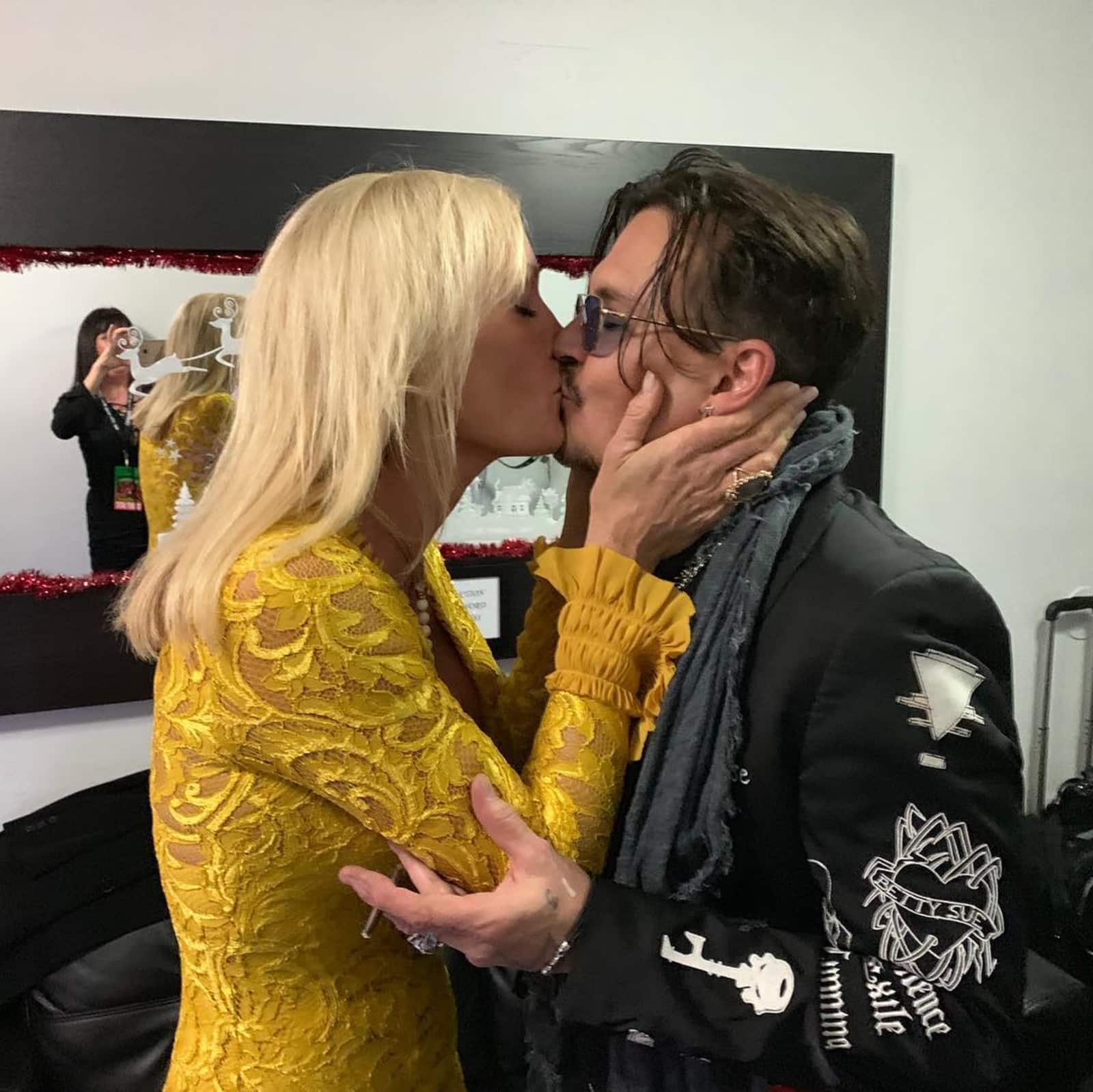 Johnny Depp Beim Küssen Erwischt Doch Wer Ist Diese Frau
